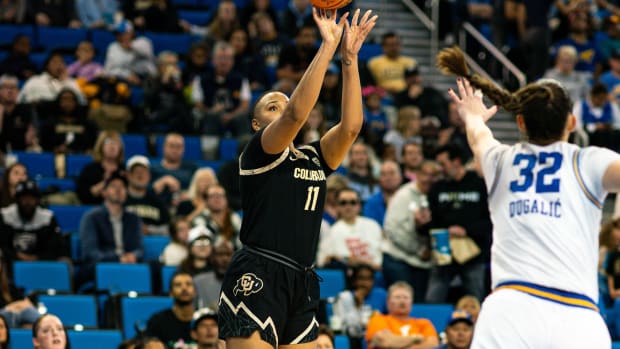 Quay Miller shooting over UCLA player